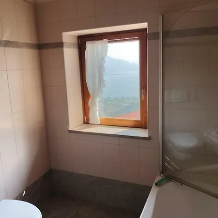 Casa Edera, For 5 Persons Apartment Livo (Lombardy)